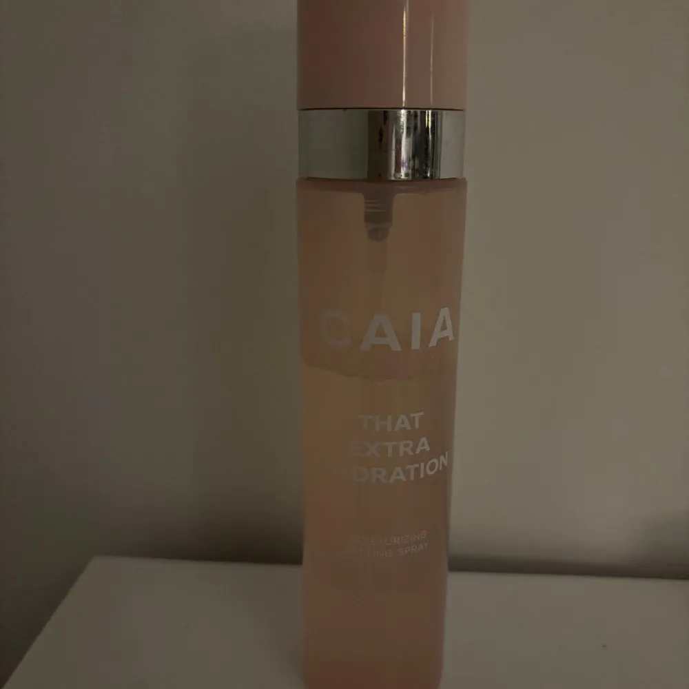 Säljer min Caia Cosmetics setting spray ”That extra hydration” då jag köpt en annan. Minst 60% kvar i flaskan. . Skönhet.