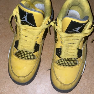 Gula Nike Air Jordans - Säljer ett par coola gula Nike Air Jordan okej skick bra att använda på fina ställen såsom fest osv