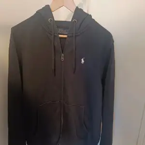 Jag säljer min väldigt snygga och eftertraktade Ralph Lauren zip hoodie. Nypris ligger på ca 1999kr. Den är i färgen svart och storlek M. Den är i väldigt bra skick och har inga som helst slitningar eller defekter.