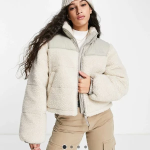 Beige teddyjacka från Pacific Republic - Supermysig beige teddyjacka från Pacific Republic. Perfekt för kyliga dagar med sin fluffiga och varma design. Jackan har en dragkedja framtill och långa ärmar. Den är i mycket bra skick och passar perfekt för höst och vinter. En riktig favorit för att hålla stilen och värmen!