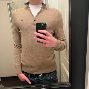 Morris halvzip  - Morris halvzip i storlek M passar bättre S. Tröjan är i väldigt bra skick! Killen på bilden är 178cm 66kg. Kan gå ner i pris vid smidig affär! 