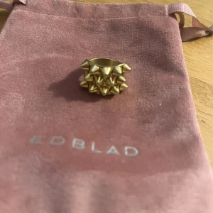 Guldfärgad ring från Edblad - Snygg guldfärgad ring från Edblad.  Skickas i en liten Edblad påse🩷 Passar både till vardags och festliga tillfällen. Nypris 399 kr❤️