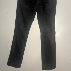 Svarta jeans från Acne - Säljer ett par svarta Acne jeans. De är i perfekt skick sedan de är knappast använda. De har en klassisk straight passform. Perfekta för både vardag och fest!   Nypris-2000kr. mitt pris-450kr priset är ej huggit i sten