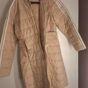 Säljer iväg denna Adidas kappa / jacka I storleken L, köptes för 1500 använd 2 gånger. Säljes för 700 kr plus frakt.             Höst/vinterjacka ✨️🌸