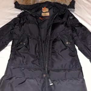 Svart dunjacka från Parajumpers - Pjs longbear