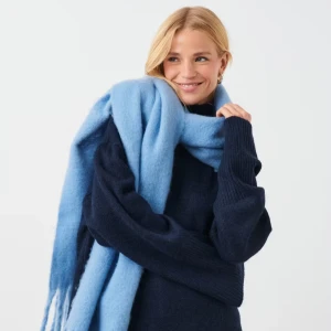 Gina tricot Halsduk - Fin halsduk från Gina Tricot som är helt slutsåld. Den är endast använd en gång och i toppen skick. Köptes för 299kr🩵 hör av er om ni har några funderingar eller önskar fler bilder.