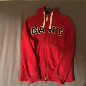 Gant Zip up  - Skön gant zip up, vintage modell från kanske 2016/17 som hållt sig otroligt bra i skick.