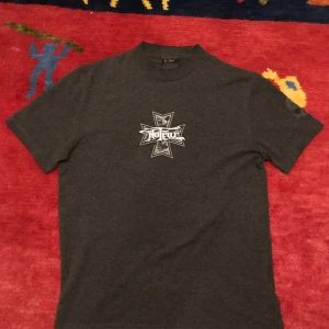 Vintage NoFear Skull Tshirt - bra skick nofear tshirt, high collar man sitter bra ändå. Printet är intakt men små små sprickor som man knappast ser!! 67.5x47.                Vinted:vvilton 