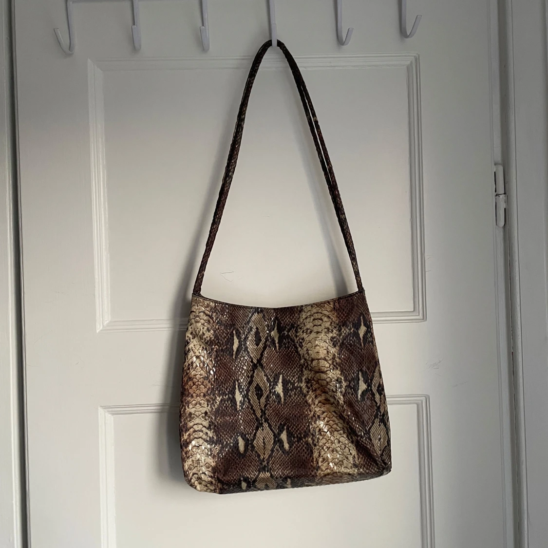 Ormmönstrad axelväska