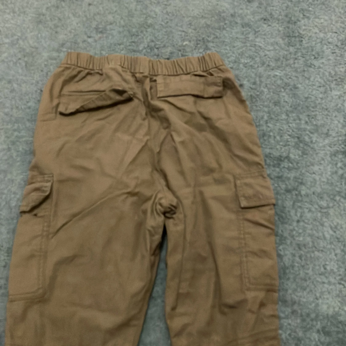 Olivgröna cargobyxor från H&M  - 90