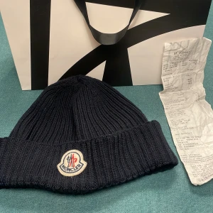 Moncler mössa - Hej jag säljer nu min sköna moncler mössa köpt från nk, kvitto finns. Den har inga defekter eller tecken på användning. Vid frågor kontakta!