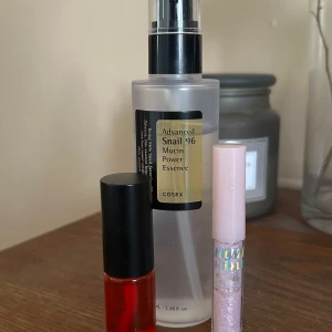 snail mucin - COSRX Advanced Snail 96 Mucin Power Essence, röd lip tint, och liquid glitter💕