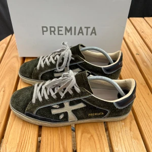 Premiata skor  - Snygga gröna skor från premiata i storlek 42 men sitter större. Använda men fortfarande fräscha, box och kort medföljer. Mvh Simon 