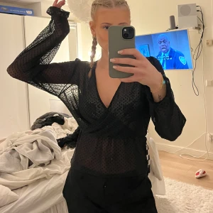 Svart prickig blus från ONLY - Säljer en elegant svart blus från ONLY i storlek XS. Blusen har ett prickigt mönster och är v-ringad med långa ärmar. Perfekt för en stilren look, oanvänd men utan prislapp💕