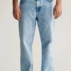 Ljusblå jeansbyxor - Snygga ljusblå jeansbyxor med en klassisk straight passform. Perfekta för en avslappnad stil. De har en traditionell femficksdesign och knappgylf.