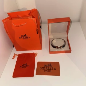 Silver/svart armband  - Svart och silver H armband har fler storlekar och färger allt som syns på bilden får du med vid köp. 