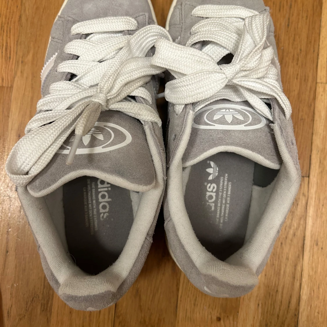 Grå Adidas Campus sneakers