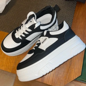 Svartvita Sneakers • Hög Sula - Snygga svartvita sneakers med en hög sula & vita skosnören. Skorna är sprillans nya & aldrig använda då jag beställde hem dom i fel storlek. Perfekta för alla årstider & passar mer eller mindre till alla outfits! Storlek 38 ✨