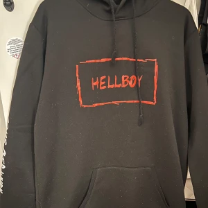 Lil peep hoodie - Säljer min hellboy lil peep hoodie då jag nästan aldrig sndvänt den under tiden jag haft den. Jag köpte den i en lite större storlek då jag ville ha den oversized.