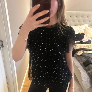 Glittrig blus - Säljare denna fina topp från Lindex Holy White kollektion 