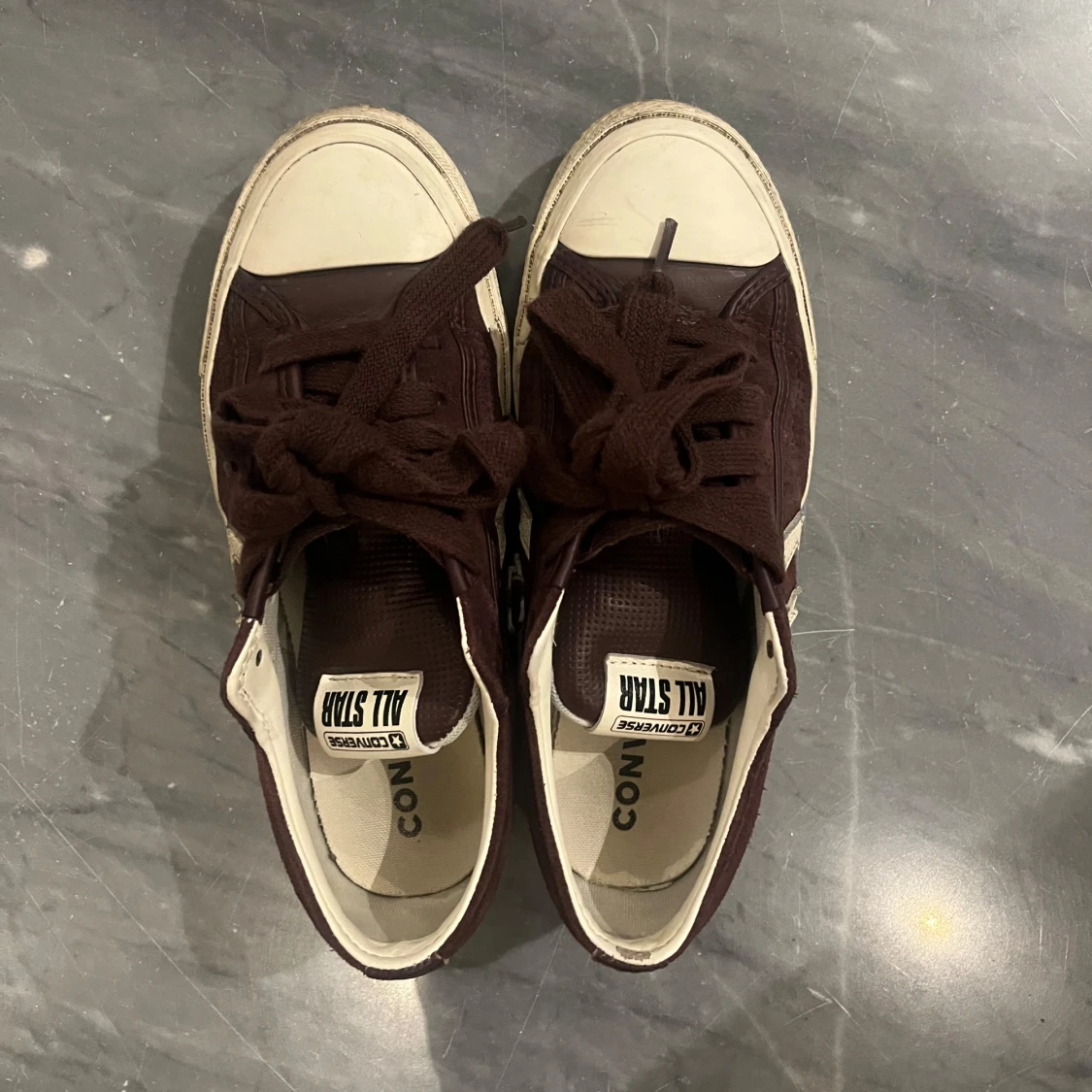 Vinröda sneakers från Converse - 1