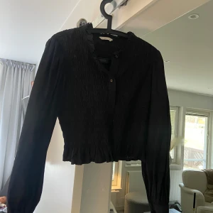 svart blus  - svart snygg blus, den är som en S i storleken