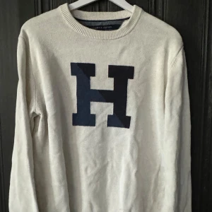 Tommy Hilfiger Crewneck  - En fin tommy hilfiger crewneck i storleken M             Bra skick inga större fel. Kom pm för mer info 🙏🏼🫡