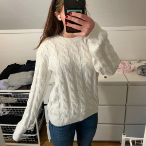 Vit stickad tröja - En mysig tjocktröja i flätat mönster, använd väldigt få gånger!