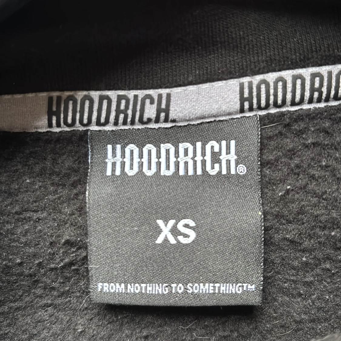 Svart hoodie från Hoodrich - 2