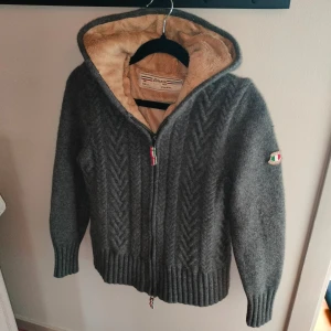 Italiensk pälsfodrad cardigan i kashmir - Säljer en mycket fin och exklusiv pälsfodrad kofta i materialet kashmir. Elegant design med dubbel dragkedja och snygga detaljer. Skicket är näst intill nytt. Skriv vid minsta fundering!