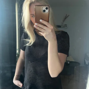 Svart perforerad topp - Superfin svart perforerad topp med korta ärmar. Säljer då jag aldrig använt den. Lite större i storlek.                                                                        🖤🖤🖤