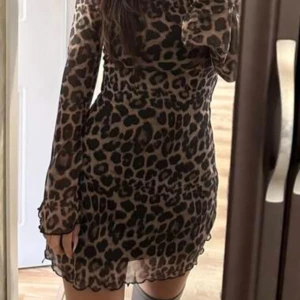 Leopardmönstrad klänning -  leopardmönstrad klänning med öppen rygg🩷