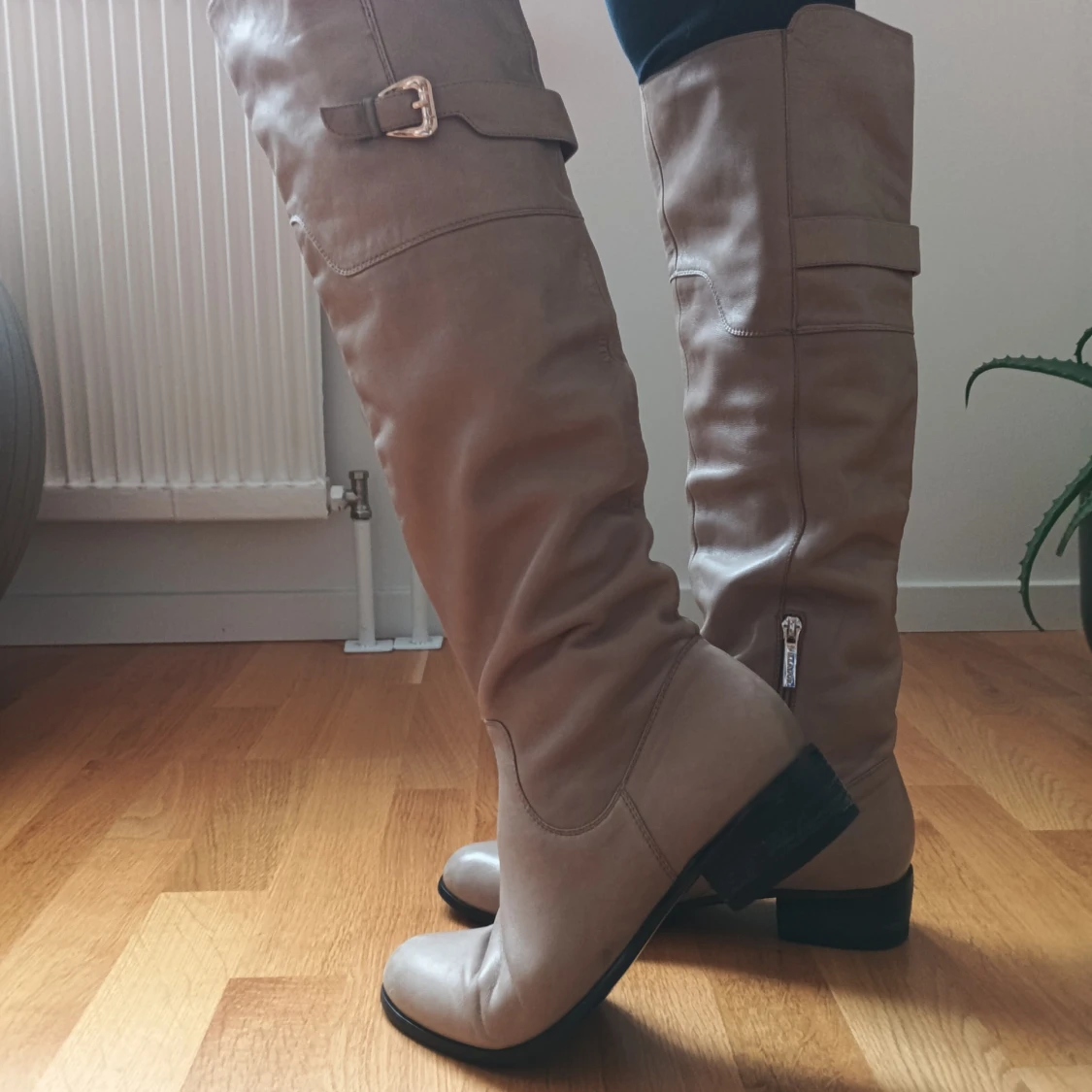 Beige stövlar med spänne läder  - 2