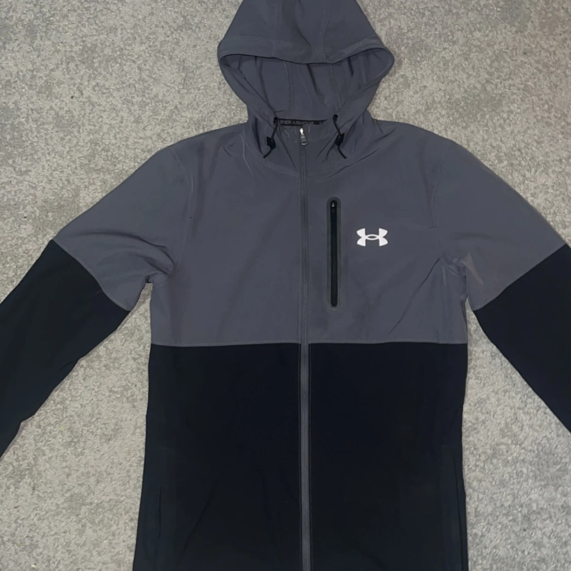 Grå och svart jacka från Under Armour