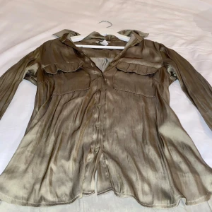 Skimrig blus - Glansig blus med snygg passform i nytt skick💕stl 36