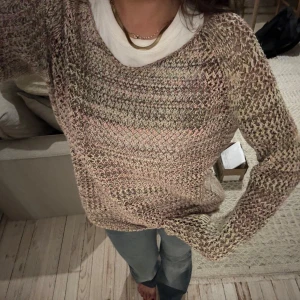  stickad tröja - Säljer en mysig beige stickad tröja med ett melerat mönster i olika nyanser. Tröjan har långa ärmar och en avslappnad passform, perfekt för kyligare dagar. Den är enkel att matcha med olika outfits och ger en avslappnad look. Jag är en S/xs tröjan sitter lite oversized på mig