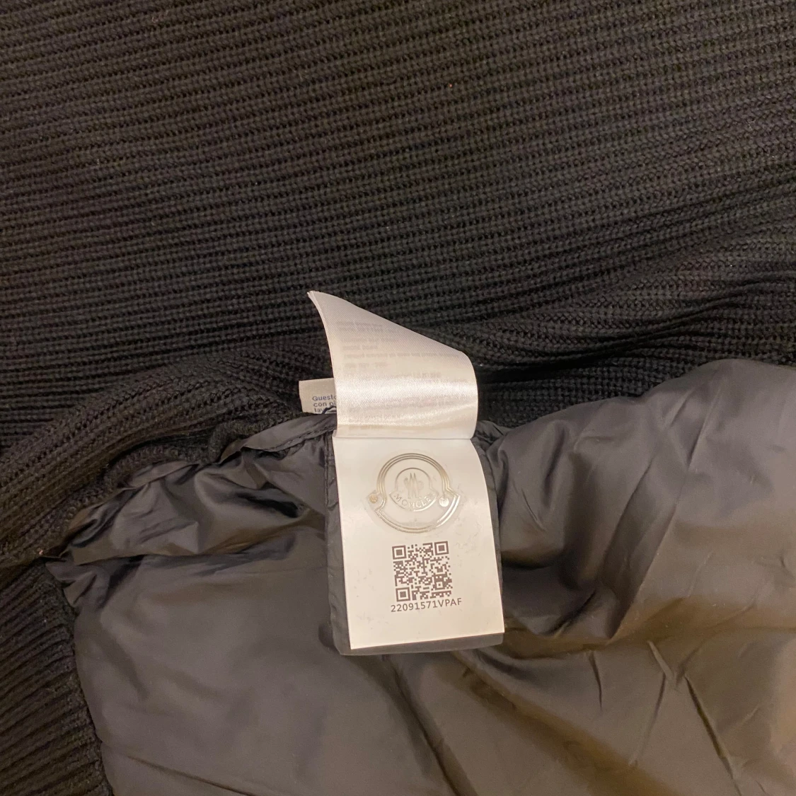 Svart dunjacka med stickade ärmar - 2