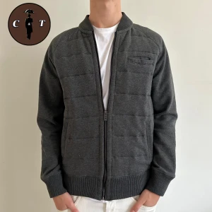 Grå Cardigan  - Grå Cardigan Reserved | Skick 8/10 | Nypris 1400kr, vårat pris endast 539kr | Storlek M | Svarar gärna på era frågor och funderingar!