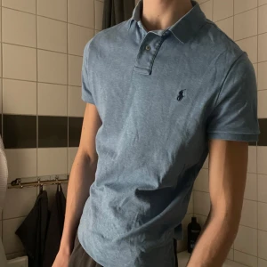Ralph Lauren Piké - Ljusblå Ralph Lauren Piké, inköpt för ca 1 årsen, storlek M, skick 9/10 sparsamt använd. Perfekt inför sommar outfiten, riktigt nice material.