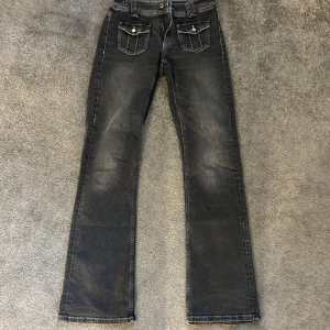 Svarta jeans med fickdetaljer - Snygga svarta bootcut jeans med fickdetaljer, som är lågmidjade.