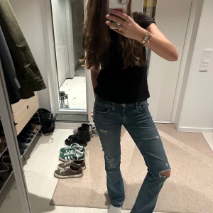 Ltb jeans med hål  - Säljer ett par blå jeans från LTB med slitna detaljer/hål och  bootcut-stil.💞 Är i W26 L32 . 💞 den har en liten slitning mellan fickorna där bak, ( bild 4)  de är inget hål och de syns inte 💞 de är i length 32 men de är klippta längst ner (bild 5)  så de är i L30 ist 💞 skriv vid frågor 💞 PRIS GÅR ATT DISKUTERA 