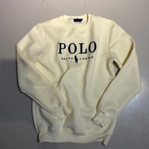 Ralph Lauren långarmad - Säljer en stilren vit sweatshirt från Ralph Lauren med det klassiska POLO-trycket i svart på framsidan. Tröjan är endast testad på men var lite för tajt. Storlek xs men sitter som s/m. Otroligt skön material inuti och den håller verkligen en varm. Tveka inte på att fråga eller höra av er🌟🤑
