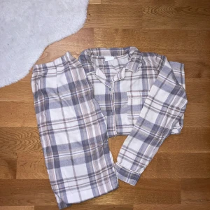 Beige pyjamasset - Är lite nopprig i materialet och sömmen är lite sliten i rumpan, men jättesöt pyjamas ❤️
