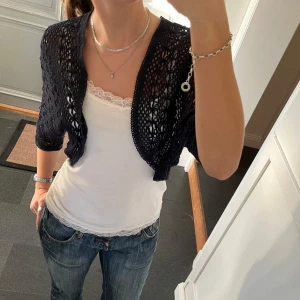 Blå stickad bolero - Mörkblå stickad topp/bolero från Tom Tailor i storlek S. Fint skick. Använd gärna köp nu!