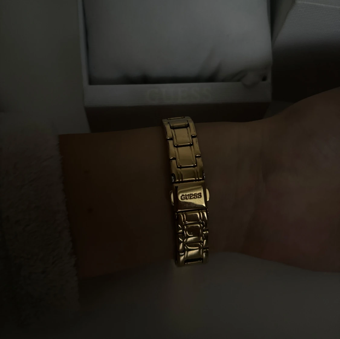 Guldfärgad klocka från Guess! - 3