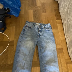 Blå jeans från Levi's - Säljer ett par klassiska blå jeans från Levi's med en straight passform. De har en traditionell femficksdesign och knappgylf. Perfekta för en avslappnad stil.