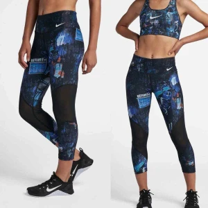 Mönstrade träningstights från Nike - Snygga träningstights från Nike som säljs för att de inte kommit till användning. Det är lite nött på Nike-märket högst upp (se bild), annars inga övriga defekter! Pris är diskuterbart.