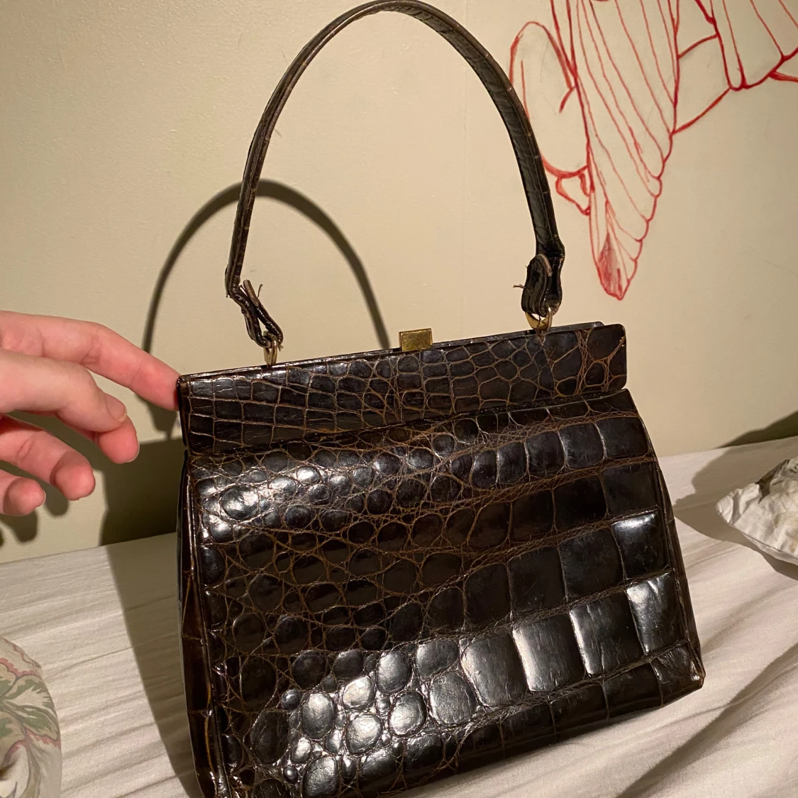 Brun krokodilpräglad handväska