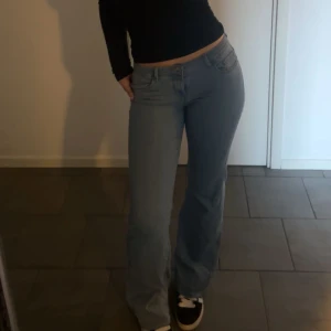 Blå bootcut jeans - Snygga blå bootcut jeans med en klassisk design. De har en låg midja och en bekväm passform.