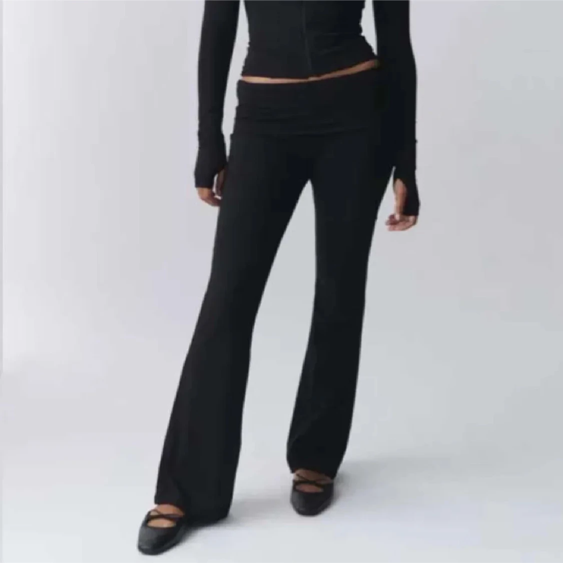 Svarta byxor med bootcut